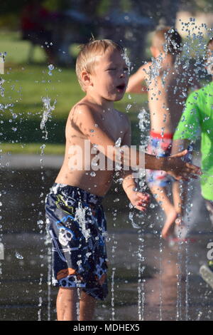 Enfants jouant à Meridian Splash Park Banque D'Images