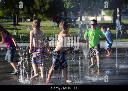 Enfants jouant à Meridian Splash Park Banque D'Images