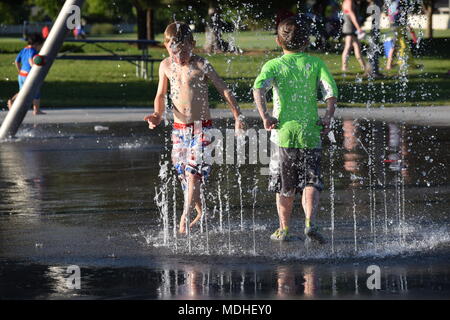 Enfants jouant à Meridian Splash Park Banque D'Images