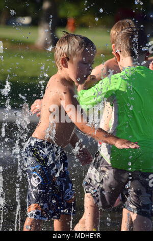 Enfants jouant à Meridian Splash Park Banque D'Images