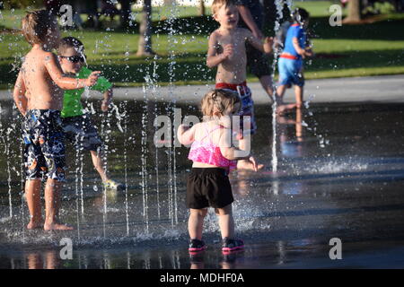 Enfants jouant à Meridian Splash Park Banque D'Images