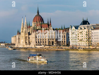 Sites touristiques river barge sur le Danube en face du parlement de Budapest en Hongrie Banque D'Images