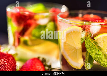 Limonade fait maison avec des fraises et de la menthe Banque D'Images