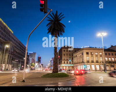 Le Palm, Plac de Gaulle'a (de Gaulle rond-point) et l'Avenue Aleje Jerozolimskie (Jérusalem) la nuit, Varsovie, Polsnd Banque D'Images