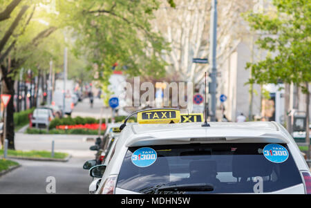 Rangée de véhicules Taxi autrichienne en attente de clients, Vienne Autriche Avril.17, 2018 Banque D'Images