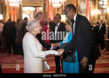 La reine Elizabeth II salue Paul Kagame, Président du Rwanda, dans le Salon Bleu au palais de Buckingham à Londres alors qu'elle héberge un dîner au cours de la réunion des chefs de gouvernement du Commonwealth. Banque D'Images