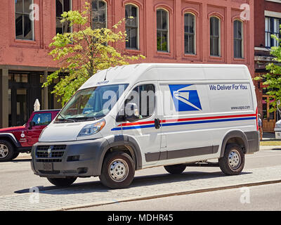 Nouveau moderne US Postal Service delivery van ou camionnette stationnée sur une rue de ville des livraisons dans le centre-ville de Montgomery en Alabama, USA. Banque D'Images