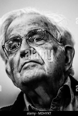 Noam Chomsky, la Conferencia titulada ofrecio capitalisme Gangter y resistencias transfronterizas, organizada por el Colegio Sonora en el centro de la Banque D'Images