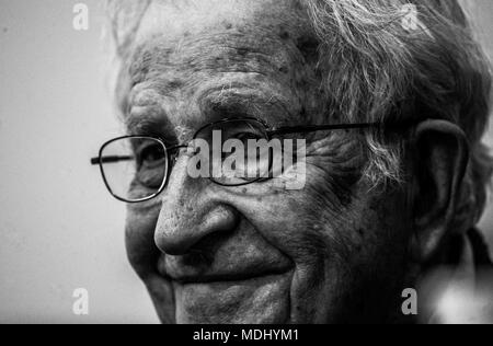 Noam Chomsky, la Conferencia titulada ofrecio capitalisme Gangter y resistencias transfronterizas, organizada por el Colegio Sonora en el centro de la Banque D'Images