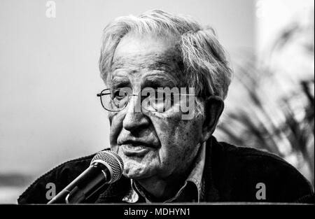 Noam Chomsky, la Conferencia titulada ofrecio capitalisme Gangter y resistencias transfronterizas, organizada por el Colegio Sonora en el centro de la Banque D'Images