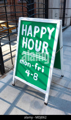 Un signe extérieur d'un Happy Hour NYC Bar Banque D'Images