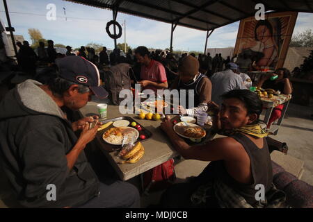 Migrantes Hondureños durante su paso por Hermosillo con rumbo al Norte se reúnen en un comedor un punto de medio día. Nortephoto.com,CREDITO /personnel . Banque D'Images