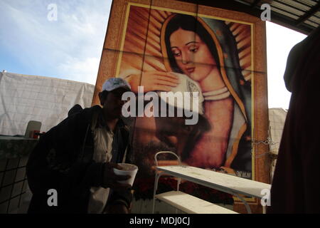 Migrantes Hondureños durante su paso por Hermosillo con rumbo al Norte se reúnen en un comedor un punto de medio día. Nortephoto.com,CREDITO /personnel . Banque D'Images