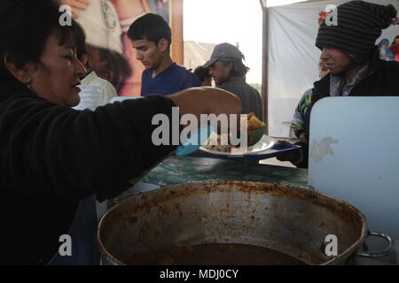 Migrantes Hondureños durante su paso por Hermosillo con rumbo al Norte se reúnen en un comedor un punto de medio día. Nortephoto.com,CREDITO /personnel . Banque D'Images