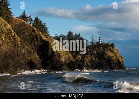 Briser les vagues au cap de sa déception quant à l'embouchure du fleuve Columbia ; Arnavutkoy, Washington, États-Unis d'Amérique Banque D'Images