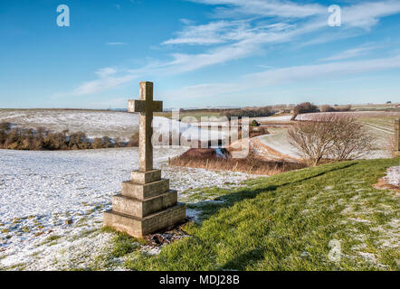 Croix en pierre du cimetière de Branxton église avec une couverture de neige au sol ; l'Angleterre, Flodden Banque D'Images