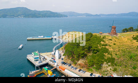 Vue aérienne de Windy Hill dans l'île de Geoje de la Corée du Sud. La célèbre place pour les touristes dans l'île de Geoje. Vue aérienne du drone. Banque D'Images