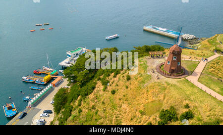 Vue aérienne de Windy Hill dans l'île de Geoje de la Corée du Sud. La célèbre place pour les touristes dans l'île de Geoje. Vue aérienne du drone. Banque D'Images