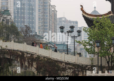 Guiyang, Chine - 25 mars 2018 : Architecture de Guiyang à midi, sur le pavillon de Jiaxiu 85 Rivière. Situé dans la ville de Guiyang, province de Guizhou, en Chine. Banque D'Images