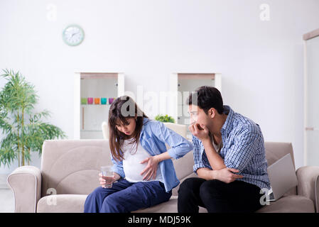 Femme enceinte avec son mari à la maison Banque D'Images