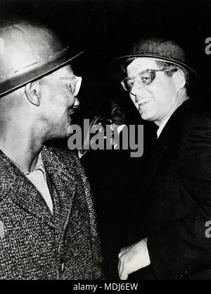 Président américain John F. Kennedy avec casque et lunettes de visiter une usine d'acier, de l'Indiana, USA 1960 Banque D'Images