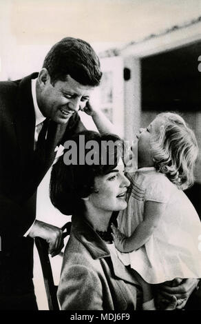 Le président des États-Unis John F. Kennedy avec son épouse Jacqueline et sa fille Caroline , USA 1961 Banque D'Images