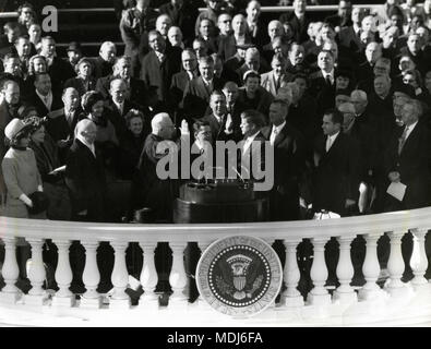 Président américain John F. Kennedy jurant à Earl Warren, USA 1961 Banque D'Images