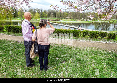 Un couple de personnes âgées, les personnes âgées, la floraison les cerises au parc Stromovka Holesovice, Prague, République Tchèque Banque D'Images