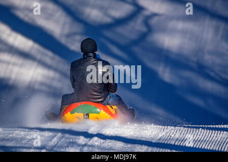 Homme avec un traîneau à chiens fille snowy hill Banque D'Images