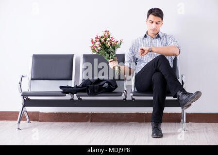 Heureux papa en attendant des nouvelles de la chambre de maternité Banque D'Images