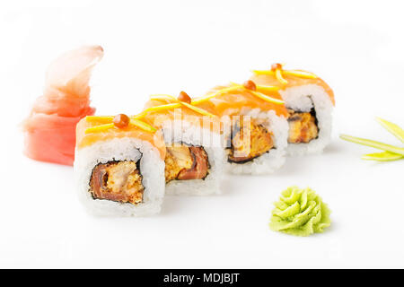 Rouleaux de sushi exquis avec du thon et de la sauce tobiko. Isolées. Sushi roll sur un fond blanc. Sushi la cuisine japonaise au restaurant. Close-up. Japa Banque D'Images