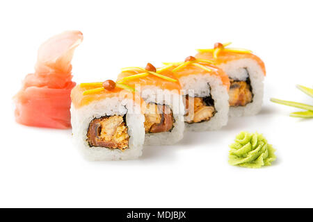 Délicieux et appétissants rouleaux de sushi avec du thon fumé et sauce tobiko. Isolées. Sushi roll sur un fond blanc. Cuisine japonaise sushi dans la restaur Banque D'Images