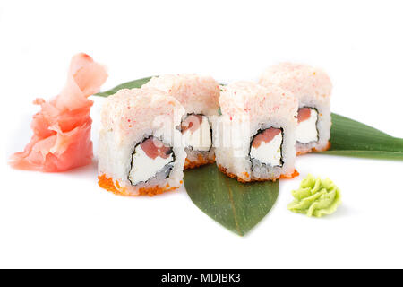 Rouleaux de sushi raffiné avec du saumon, du fromage Philadelphia et la chair de crabe mousse. Isolées. Sushi roll sur un fond blanc. Cuisine japonaise sushi dans la r Banque D'Images