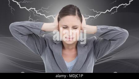 La foudre et a souligné femme avec maux de tête holding Banque D'Images