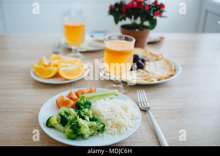 Petit-déjeuner dans la cuisine. Des aliments sains et délicieux. Banque D'Images