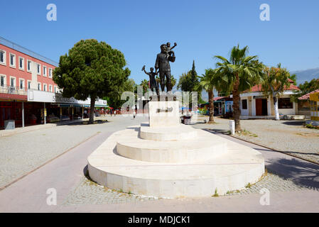 DEMRE, TURQUIE - 24 avril : La statue de saint Nicolas dans la rue le 24 avril 2014 à Demre, Turquie. Banque D'Images