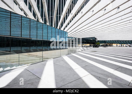 Portugal, Lisbonne - Mars 15, 2018. Le siège de l'EDP est conçu par Aires Mateus et une vue sur les toits de Lisbonne. Banque D'Images