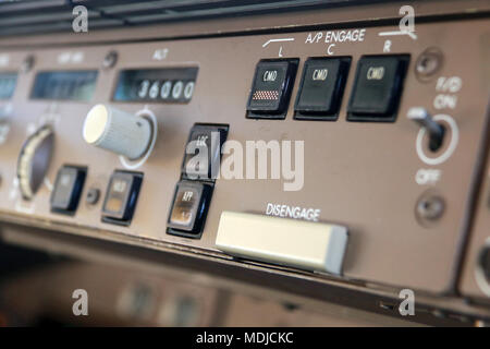 Panneau de commande du mode avion avec les boutons d'engagement du pilote automatique et la barre de désengagement du pilote automatique sur le pont de vol d'un Boeing 747-400 Banque D'Images