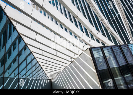 Portugal, Lisbonne - Mars 15, 2018. Le siège de l'EDP est conçu par Aires Mateus et une vue sur les toits de Lisbonne. Banque D'Images