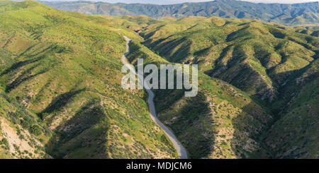 Route de gravier mène à travers un canyon en Californie dans la forêt nationale. Banque D'Images