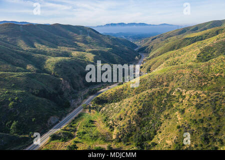 Route étroite mène à travers le canyon country de Californie du sud. Banque D'Images