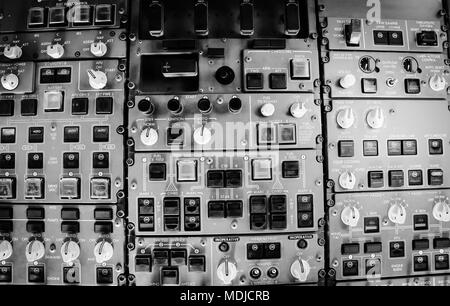 Panneau supérieur dans une cabine de pilotage d'un Boeing 747-400 en vol Banque D'Images