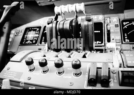 Manettes de poussée sur le pont d'atterrissage d'un Boeing B747-400 Banque D'Images