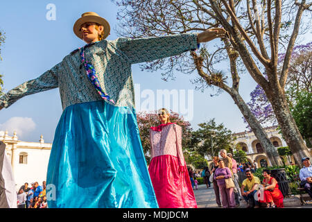 Antigua, Guatemala - mars 9, 2018 : La danse traditionnelle des marionnettes géantes danse folklorique appelé gigantes dans Central Plaza en face de cathédrale Banque D'Images