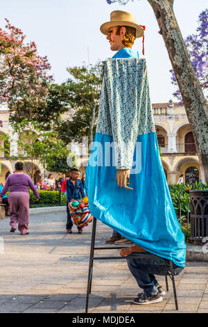 Antigua, Guatemala - mars 9, 2018 : l'homme se repose à l'intérieur géant traditionnel de marionnettes danse folklorique appelé un gigante dans Central Plaza Banque D'Images