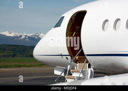 Falcon 2000 Corporate Jet prêt à aller Banque D'Images