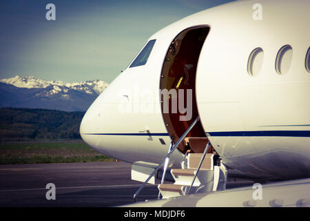 Falcon 2000 Corporate Jet prêt à aller Banque D'Images