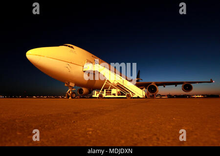 Saudia Boeing 747-400 Freighter SF chargé durant le lever du soleil Banque D'Images