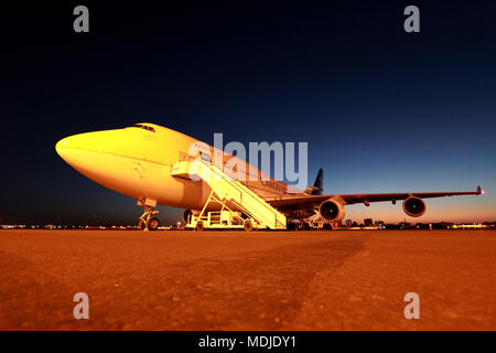 Saudia Boeing 747-400 Freighter SF chargé durant le lever du soleil Banque D'Images