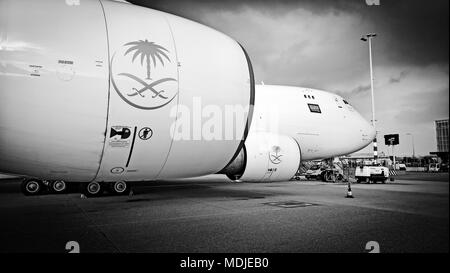 Boeing 747-400 Freighter saoudien stationné sur la rampe de chargement Banque D'Images